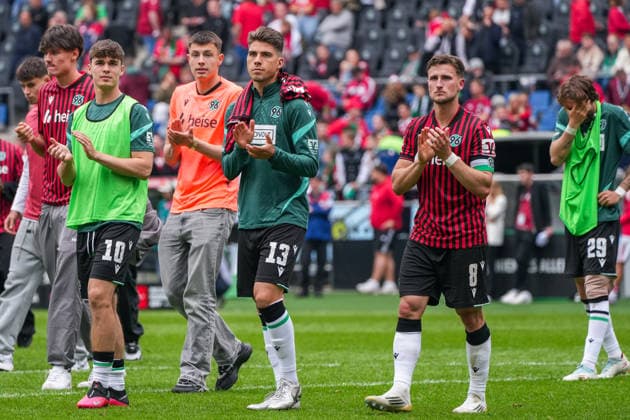 Deutschland: Fussball 2. Bundesliga, Saison 2025 26, 34. Spieltag, Hannover 96 vs 1. FC Nürnberg, 17.05.2026, Heinz von Heiden Arena (Hannover, Niedersachsen) Spieler von Hannover 96 mit Applaus nach Abpfiff Trauer Emotionen Noah Weißhaupt (Hannover 96, 10) Franz Roggow (Hannover 96, 13) Enzo Leopold (Hannover 96, 8) Kolja Oudenne (Hannover 96, 29) Copyright: xLeonxFrickx