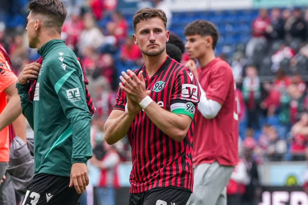 Deutschland: Fussball 2. Bundesliga, Saison 2025 26, 34. Spieltag, Hannover 96 vs 1. FC Nürnberg, 17.05.2026, Heinz von Heiden Arena (Hannover, Niedersachsen) Spieler von Hannover 96 mit Applaus nach Abpfiff Trauer Emotionen Enzo Leopold (Hannover 96, 8) Copyright: xLeonxFrickx