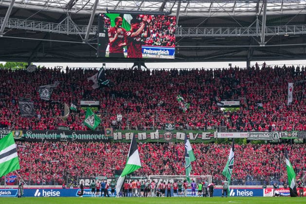Deutschland: Fussball 2. Bundesliga, Saison 2025 26, 34. Spieltag, Hannover 96 vs 1. FC Nürnberg, 17.05.2026, Heinz von Heiden Arena (Hannover, Niedersachsen) Spieler von Hannover 96 vor den eigenen Fans nach Abpfiff Trauer Copyright: xLeonxFrickx