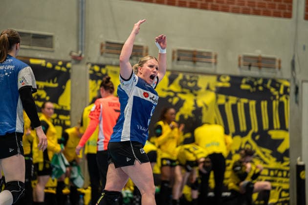 HSG Blomberg-Lippe (GER) vs. Borussia Dortmund (GER) Handball, 1. Handball Bundesliga Frauen, Finale, Spiel 1, 17.5.2026, Saision 2025 2026, Dortmund Laura Rueffieux (HSG Blomberg-Lippe, 03) motiviert die Fans der HSG Blomberg-Lippe (GER) Dortmund Sporthalle Wellinghofen Deutschland