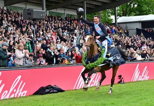 GER; Al Shira aa Deutsches Spring- & Dressur Derby Hamburg, Al Shira aa 95. Deutsches Spring-Derby 17.05.2026, GER; Al Shira aa Deutsches Spring- & Dressur Derby Hamburg, PAl Shira aa 95. Deutsches Spring-Derby präsentiert von Melitta CSI4* - Al Shira aa Derby Tour - Finale im Bild Sieger Frederic Tillmann (GER) auf DSP Comanche VL auf der Ehrenrunde