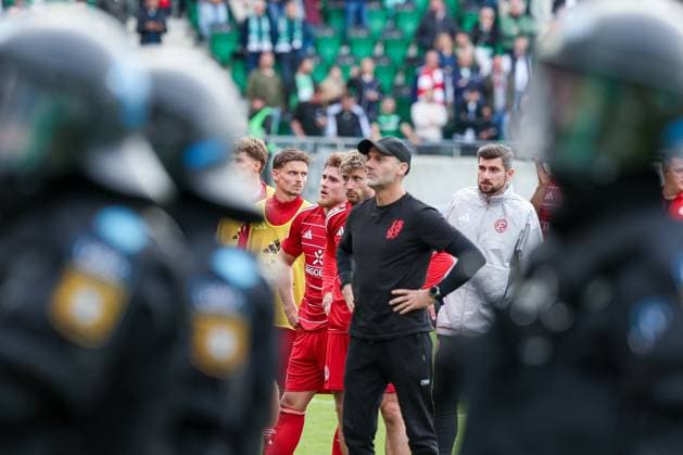 Niedergeschlagenheit bei Cheftrainer Alexander Ende (Fortuna Duesseldorf) ueber den Abstieg aus der 2. Bundesliga, abgeschirmt von Polizeikraeften, SpVgg Greuther Fuerth vs. Fortuna Duesseldorf, Fussball, Maenner, 2. Bundesliga, DFL, Saison 2025 2026, 34. Spieltag, Rueckrunde, 17.05.2026 DFB regulations prohibit any use of photographs as image sequences and or quasi-video Fuerth Bayern Deutschland