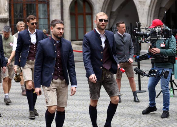 Fussball, Herren, Bundesliga, Saison 2025 2026, FC Bayern München, Meisterfeier, Rathausbalkon, Marienplatz Raphael Guerreiro (FC Bayern München) (li.) mit Konrad Laimer (FC Bayern München) (re.) in Tracht im Innenhof des Rathauses auf dem Weg zur Meisterfeier
