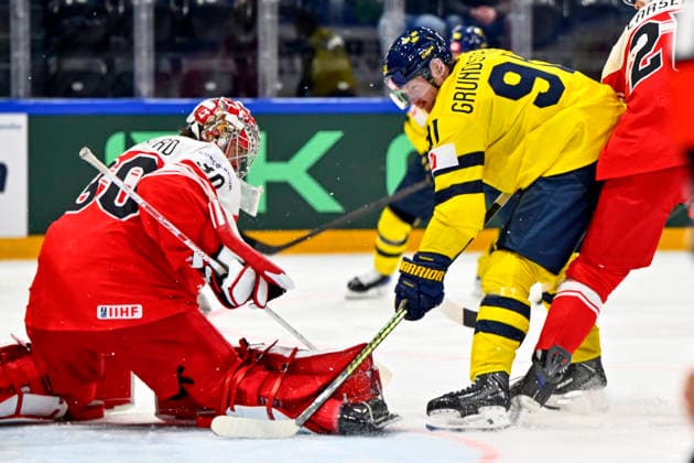 FRIBOURG, SCHWEIZ 20260517 Sveriges Carl Grundström framför Danmarks malvakt Mads Sogaard under söndagens match i ishockey-VM mellan Danmark och Sverige pa BCF Arena, Fribourg i Schweiz.