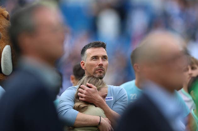 Christian Eichner (Karlsruher SC, Chef-Trainer) bei seiner Verabschiedung im Stadion, Karlsruher SC vs. VfL Bochum, 2. Bundesliga, 34. Spieltag, 2025 2026, 17.05.2026, DFL REGULATIONS PROHIBIT ANY USE OF PHOTOGRAPHS AS IMAGE SEQUENCES AND OR QUASI-VIDEO, Karlsruher SC vs. VfL Bochum, 2. Bundesliga, 34. Spieltag, 2025 2026, 17.05.2026 Karlsruhe Copyright: xEibner-Pressefoto JanxPrihodax EP_JPA