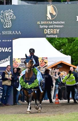 GER; Al Shira aa Deutsches Spring- & Dressur Derby Hamburg, Al Shira aa 95. Deutsches Spring-Derby 17.05.2026, GER; Al Shira aa Deutsches Spring- & Dressur Derby Hamburg, PAl Shira aa 95. Deutsches Spring-Derby präsentiert von Melitta CSI4* - Al Shira aa Derby Tour - Finale im Bild Sieger Frederic Tillmann (GER) auf DSP Comanche VL auf dem Weg zur Siegerehrung