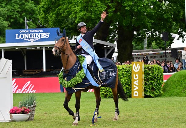 GER; Al Shira aa Deutsches Spring- & Dressur Derby Hamburg, Al Shira aa 95. Deutsches Spring-Derby 17.05.2026, GER; Al Shira aa Deutsches Spring- & Dressur Derby Hamburg, PAl Shira aa 95. Deutsches Spring-Derby präsentiert von Melitta CSI4* - Al Shira aa Derby Tour - Finale im Bild Sieger Frederic Tillmann (GER) auf DSP Comanche VL auf dem Weg zur Siegerehrung