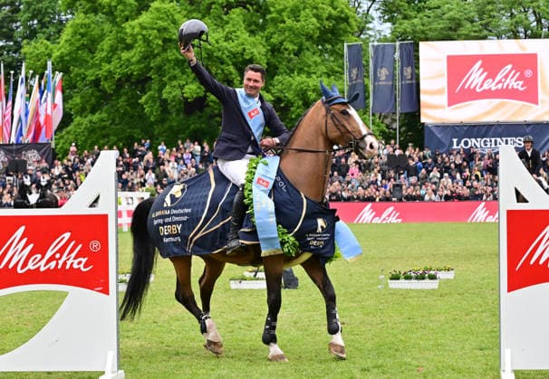 GER; Al Shira aa Deutsches Spring- & Dressur Derby Hamburg, Al Shira aa 95. Deutsches Spring-Derby 17.05.2026, GER; Al Shira aa Deutsches Spring- & Dressur Derby Hamburg, PAl Shira aa 95. Deutsches Spring-Derby präsentiert von Melitta CSI4* - Al Shira aa Derby Tour - Finale im Bild Sieger Frederic Tillmann (GER) auf DSP Comanche VL bei der Siegerehrung