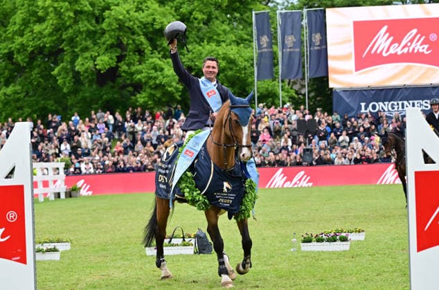 GER; Al Shira aa Deutsches Spring- & Dressur Derby Hamburg, Al Shira aa 95. Deutsches Spring-Derby 17.05.2026, GER; Al Shira aa Deutsches Spring- & Dressur Derby Hamburg, PAl Shira aa 95. Deutsches Spring-Derby präsentiert von Melitta CSI4* - Al Shira aa Derby Tour - Finale im Bild Sieger Frederic Tillmann (GER) auf DSP Comanche VL bei der Siegerehrung