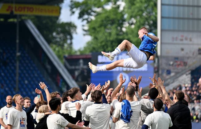 Sport Bilder des Tages 17.05.2026, xfux, Fussball 2.Bundesliga, SV Darmstadt 98 - SC Paderborn 07 v.l. Fabian Holland (SV Darmstadt 98) jubeln jubelt nach Spielende. (DFL DFB REGULATIONS PROHIBIT ANY USE OF PHOTOGRAPHS as IMAGE SEQUENCES and or QUASI-VIDEO) Darmstadt