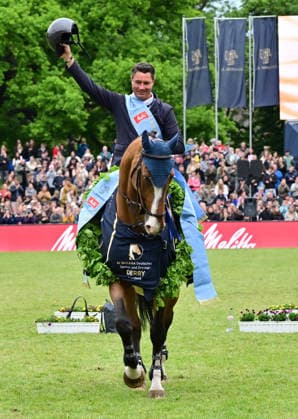 GER; Al Shira aa Deutsches Spring- & Dressur Derby Hamburg, Al Shira aa 95. Deutsches Spring-Derby 17.05.2026, GER; Al Shira aa Deutsches Spring- & Dressur Derby Hamburg, PAl Shira aa 95. Deutsches Spring-Derby präsentiert von Melitta CSI4* - Al Shira aa Derby Tour - Finale im Bild Sieger Frederic Tillmann (GER) auf DSP Comanche VL bei der Siegerehrung