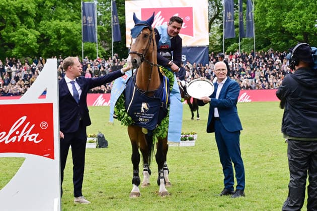 GER; Al Shira aa Deutsches Spring- & Dressur Derby Hamburg, Al Shira aa 95. Deutsches Spring-Derby 17.05.2026, GER; Al Shira aa Deutsches Spring- & Dressur Derby Hamburg, PAl Shira aa 95. Deutsches Spring-Derby präsentiert von Melitta CSI4* - Al Shira aa Derby Tour - Finale im Bild Sieger Frederic Tillmann (GER) auf DSP Comanche VL bei der Siegerehrung Erster Buergermeister Dr. Peter Tschentscher ueberreicht den Preis