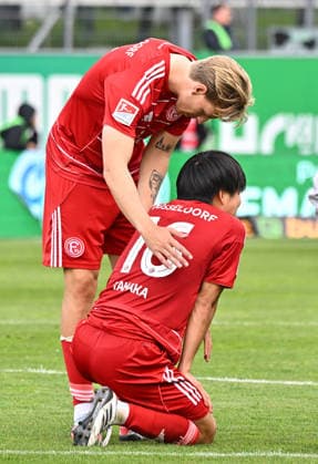 17.05.2026 - Fussball - Saison 2025 2026 - 2. Fussball - Bundesliga - 34. Spieltag: SpVgg Greuther Fürth ( Kleeblatt ) - Fortuna Düsseldorf - Sportfoto Zink MeZi - xmexzix - DFL regulations prohibit any use of photographs as image sequences and or quasi-video - only for editorial use - Jesper Daland (2, Fortuna Düsseldorf F95 ) Satoshi Tanaka (16, Fortuna Düsseldorf F95 ) enttäuscht Enttäuschung nach Spielende