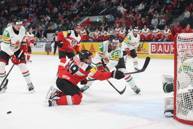 17.05.2026 Swiss Life Arena Zuerich , SCHWEIZ, Herren IIHF World Championship, WM, Weltmeisterschaft Zurich 2026 Gruppe A Oesterreich - Ungarn Vinzenz Rohrer (li,AUT) gegen Zeteny Hadobas (HUN)
