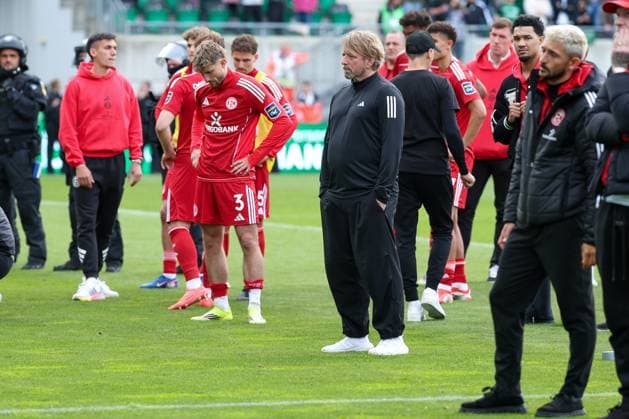F95-Sportchef Sven Mislintat enttaeuscht wie auch die Mannschaft von Duesseldorf nach dem Abstieg, abgeschirmt von Polizeikraeften, SpVgg Greuther Fuerth vs. Fortuna Duesseldorf, Fussball, Maenner, 2. Bundesliga, DFL, Saison 2025 2026, 34. Spieltag, Rueckrunde, 17.05.2026 DFB regulations prohibit any use of photographs as image sequences and or quasi-video Fuerth Bayern Deutschland