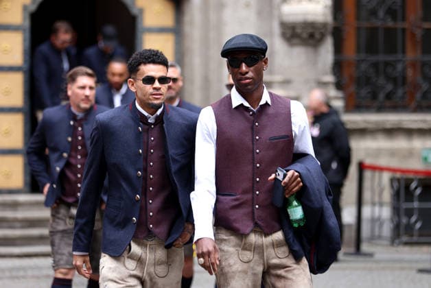 Fussball, Herren, Bundesliga, Saison 2025 2026, FC Bayern München, Meisterfeier, Rathausbalkon, Marienplatz Luis Diaz (FC Bayern München) (li.) mit Nicolas Jackson (FC Bayern München) (re.) .in Tracht im Innenhof des Rathauses auf dem Weg zur Meisterfeier