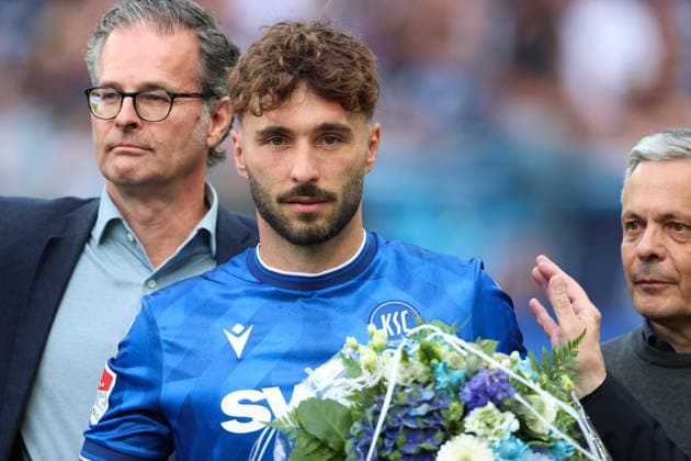 Offizieller Abschied von Fabian Schleusener (Karlsruher SC, 24) , Karlsruher SC vs. VfL Bochum, 2. Bundesliga, 34. Spieltag, 2025 2026, 17.05.2026, DFL REGULATIONS PROHIBIT ANY USE OF PHOTOGRAPHS AS IMAGE SEQUENCES AND OR QUASI-VIDEO, Karlsruher SC vs. VfL Bochum, 2. Bundesliga, 34. Spieltag, 2025 2026, 17.05.2026 Karlsruhe Copyright: xEibner-Pressefoto JanxPrihodax EP_JPA
