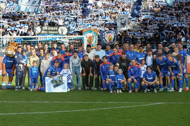 Gruppenfoto der Mannschaft des KSC vor den Fans, Karlsruher SC vs. VfL Bochum, 2. Bundesliga, 34. Spieltag, 2025 2026, 17.05.2026, DFL REGULATIONS PROHIBIT ANY USE OF PHOTOGRAPHS AS IMAGE SEQUENCES AND OR QUASI-VIDEO, Karlsruher SC vs. VfL Bochum, 2. Bundesliga, 34. Spieltag, 2025 2026, 17.05.2026 Karlsruhe Copyright: xEibner-Pressefoto JanxPrihodax EP_JPA