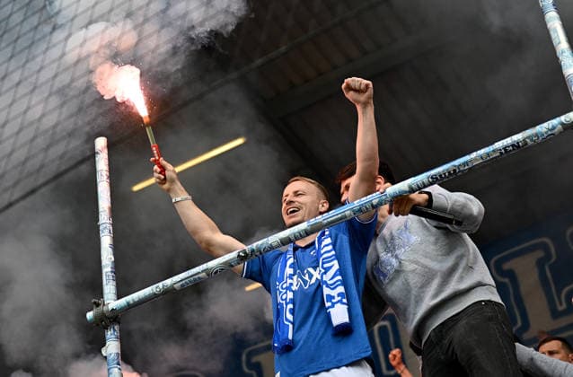 Sport Bilder des Tages 17.05.2026, xfux, Fussball 2.Bundesliga, SV Darmstadt 98 - SC Paderborn 07 v.l. Fabian Holland (SV Darmstadt 98) Pyrotechnik, Pyro, Rauch, Feuer, Randale, Bengalos, Rauchbomben, pirotecnica, fumo, fuoco (DFL DFB REGULATIONS PROHIBIT ANY USE OF PHOTOGRAPHS as IMAGE SEQUENCES and or QUASI-VIDEO) Darmstadt