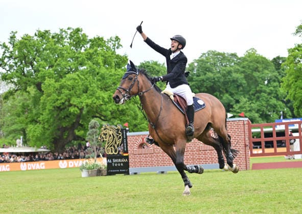 GER; Al Shira aa Deutsches Spring- & Dressur Derby Hamburg, Al Shira aa 95. Deutsches Spring-Derby 17.05.2026, GER; Al Shira aa Deutsches Spring- & Dressur Derby Hamburg, PAl Shira aa 95. Deutsches Spring-Derby präsentiert von Melitta CSI4* - Al Shira aa Derby Tour - Finale im Bild 2.Platz fuer Simon Heineke (GER) auf Cordillo 3 jubelt