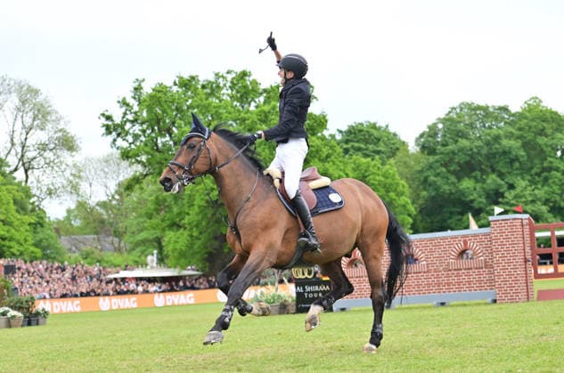 GER; Al Shira aa Deutsches Spring- & Dressur Derby Hamburg, Al Shira aa 95. Deutsches Spring-Derby 17.05.2026, GER; Al Shira aa Deutsches Spring- & Dressur Derby Hamburg, PAl Shira aa 95. Deutsches Spring-Derby präsentiert von Melitta CSI4* - Al Shira aa Derby Tour - Finale im Bild 2.Platz fuer Simon Heineke (GER) auf Cordillo 3 jubelt