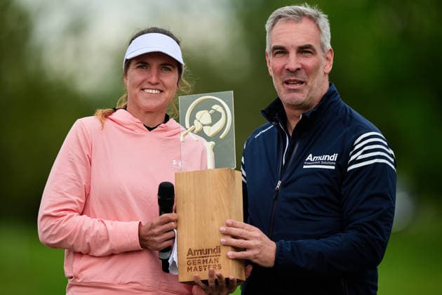Sport Bilder des Tages GER, Winsen (Luhe), Amundi German Masters, Ladies European Tour (LET), (14.05.-17.05.2026), Green Eagle Golf Courses, Round 4, Leonie Harm (Deutschland), Siegerin des AMUNDI German Masters, Runde 4, Samstag 17.05.2026,Runde 4, hier mit Daniel Reitz aus der erweiterten Geschäftsführung von Amundi Deutschland, GER, Winsen (Luhe), Amundi German Masters, Ladies European Tour (LET), (14.05.-17.05.2026), Green Eagle Golf Courses, Copyright: xClaudiusxRauchx