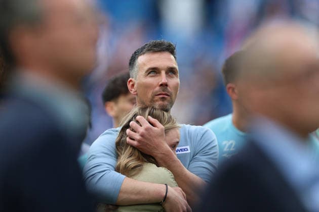 Christian Eichner (Karlsruher SC, Chef-Trainer) mit Traenen in den Augen spendet seiner weinenden Tochter Trost, Karlsruher SC vs. VfL Bochum, 2. Bundesliga, 34. Spieltag, 2025 2026, 17.05.2026, DFL REGULATIONS PROHIBIT ANY USE OF PHOTOGRAPHS AS IMAGE SEQUENCES AND OR QUASI-VIDEO, Karlsruher SC vs. VfL Bochum, 2. Bundesliga, 34. Spieltag, 2025 2026, 17.05.2026 Karlsruhe Copyright: xEibner-Pressefoto JanxPrihodax EP_JPA