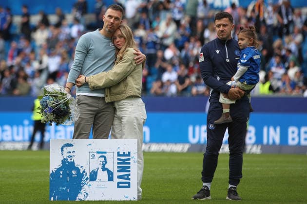 Christian Eichner (Karlsruher SC, Chef-Trainer) und Sirus Motekallemi (Karlsruher SC, Co-Trainer) bei der Verabschiedung im Stadion, Karlsruher SC vs. VfL Bochum, 2. Bundesliga, 34. Spieltag, 2025 2026, 17.05.2026, DFL REGULATIONS PROHIBIT ANY USE OF PHOTOGRAPHS AS IMAGE SEQUENCES AND OR QUASI-VIDEO, Karlsruher SC vs. VfL Bochum, 2. Bundesliga, 34. Spieltag, 2025 2026, 17.05.2026 Karlsruhe Copyright: xEibner-Pressefoto JanxPrihodax EP_JPA