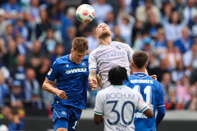 Philipp Hofmann (VfL Bochum, 33) gewinnt den Zweikampf in der Luft gegen Paul Scholl (Karlsruher SC, 15), Karlsruher SC vs. VfL Bochum, 2. Bundesliga, 34. Spieltag, 2025 2026, 17.05.2026, DFL REGULATIONS PROHIBIT ANY USE OF PHOTOGRAPHS AS IMAGE SEQUENCES AND OR QUASI-VIDEO, Karlsruher SC vs. VfL Bochum, 2. Bundesliga, 34. Spieltag, 2025 2026, 17.05.2026 Karlsruhe Copyright: xEibner-Pressefoto JanxPrihodax EP_JPA