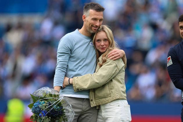 Sport Bilder des Tages Mit Blumen verabschiedet Christian Eichner (Karlsruher SC, Chef-Trainer) mit seiner Tochter im Stadion, Karlsruher SC vs. VfL Bochum, 2. Bundesliga, 34. Spieltag, 2025 2026, 17.05.2026, DFL REGULATIONS PROHIBIT ANY USE OF PHOTOGRAPHS AS IMAGE SEQUENCES AND OR QUASI-VIDEO, Karlsruher SC vs. VfL Bochum, 2. Bundesliga, 34. Spieltag, 2025 2026, 17.05.2026 Karlsruhe Copyright: xEibner-Pressefoto JanxPrihodax EP_JPA