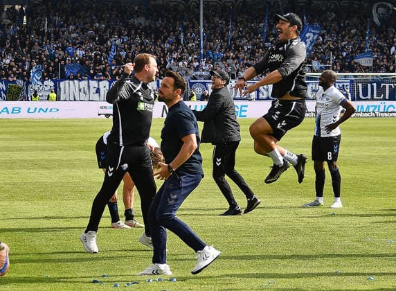 17.05.2026, xhbx, Fussball 2.Bundesliga, SV Darmstadt 98 - SC Paderborn 07 v.l. Trainer Ralf Kettemann (SC Paderborn 07) jubeln jubelt nach Spielende. (DFL DFB REGULATIONS PROHIBIT ANY USE OF PHOTOGRAPHS as IMAGE SEQUENCES and or QUASI-VIDEO) Darmstadt