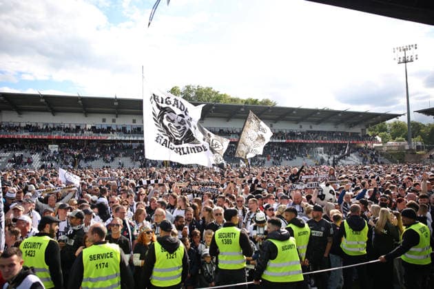 17.05.2026, Fussball, Herren, 2. Bundesliga, Saison 2025 2026, SV 07 Elversberg SC Preußen Münster, Die Fans der SV Elversberg feiern auf dem Rasen Elversberg Ursapharm-Arena an der Kaiserlinde Saarland Deutschland (DEU) Copyright: xSebastianxBachx