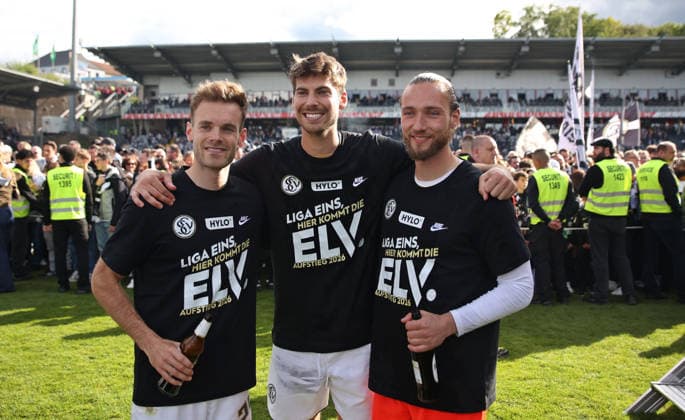 17.05.2026, Fussball, Herren, 2. Bundesliga, Saison 2025 2026, SV 07 Elversberg SC Preußen Münster, Die Mannschaft der SV 07 Elversberg feiert den Aufstieg in die 1. Bundesliga, Tom Zimmerschied (SV 07 Elversberg), Maximilian Rohr (SV 07 Elversberg) und Tim Boss (SV 07 Elversberg) Elversberg Ursapharm-Arena an der Kaiserlinde Saarland Deutschland (DEU) Copyright: xSebastianxBachx