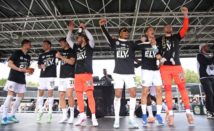 Sport Bilder des Tages 17.05.2026, Fussball, Herren, 2. Bundesliga, Saison 2025 2026, SV 07 Elversberg SC Preußen Münster, Die Mannschaft der SV 07 Elversberg feiert den Aufstieg in die 1. Bundesliga Elversberg Ursapharm-Arena an der Kaiserlinde Saarland Deutschland (DEU) Copyright: xSebastianxBachx