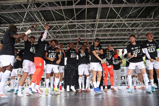 17.05.2026, Fussball, Herren, 2. Bundesliga, Saison 2025 2026, SV 07 Elversberg SC Preußen Münster, Die Mannschaft der SV 07 Elversberg feiert den Aufstieg in die 1. Bundesliga Elversberg Ursapharm-Arena an der Kaiserlinde Saarland Deutschland (DEU) Copyright: xSebastianxBachx