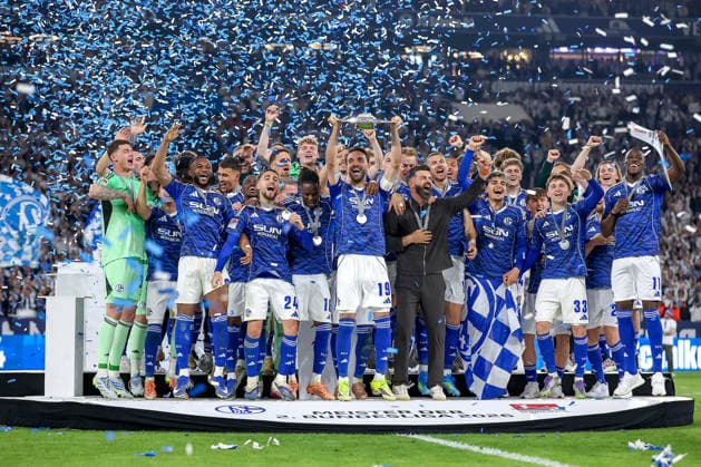 17.05.2026, Fußball, FC Schalke 04 - Eintracht Braunschweig, 34. Spieltag, 2. Fußball Bundesliga, Veltins-Arena Gelsenkirchen, Saison 2025 2026: Schalke 04 ist Meister der 2. Bundesliga. Die Mannschaft gewinnt die Meisterschaft und steht jubelnd auf dem Spielfeld. Freude und Emotionen nach dem Sieg. Kenan Karaman (Schalke04 19) (Mitte) mit der Meisterschale bei der Siegerehrung neben Cheftrainer Miron Muslic (Schalke04) DFB regulations prohibit any use of photographs as image sequences and or quasi-video. Nordrhein-Westfalen Deutschland