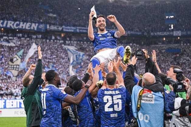 17.05.2026, Fussball, 2. Bundesliga, Saison 2025 2026, 34. Spieltag, FC Schalke 04 - Eintracht Braunschweig, Kenan Karaman (FC Schalke 04) wird Player of the saison und wird mit der Trophäe hochgeworfen, xRHR-FOTO YYx Copyright: KROEGER RHR-FOTOx RHR-FOTO YY