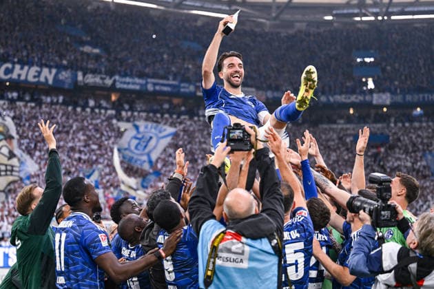 17.05.2026, Fussball, 2. Bundesliga, Saison 2025 2026, 34. Spieltag, FC Schalke 04 - Eintracht Braunschweig, Kenan Karaman (FC Schalke 04) wird Player of the saison und wird mit der Trophäe hochgeworfen, xRHR-FOTO YYx Copyright: KROEGER RHR-FOTOx RHR-FOTO YY