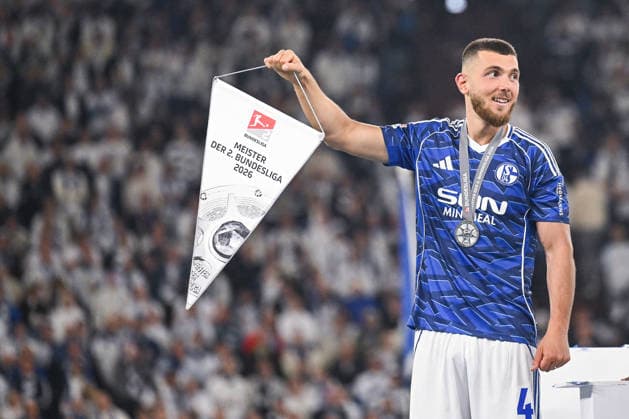 17.05.2026, Fussball, 2. Bundesliga, Saison 2025 2026, 34. Spieltag, FC Schalke 04 - Eintracht Braunschweig, Hasan Kurucay (FC Schalke 04) mit dem Meisterwimpel xRHR-FOTO YYx Copyright: KROEGER RHR-FOTOx RHR-FOTO YY