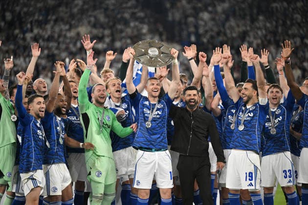 Der FC Schalke 04 feiert die Meisterschaft in der 2. Bundesliga, Edin Dzeko (FC Schalke 04) mit der Meisterschale, rechts daneben Trainer Miron Muslic (FC Schalke 04), Kenan Karaman (FC Schalke 04), linkss05, Torwart Loris Karius (Schalke 04) 17.05.2026, Fussball 2. Bundesliga, Saison 2025 2026, 34. Spieltag, FC Schalke 04 - Eintracht Braunschweig DFL regulations prohibit any use of photographs as image sequences and or quasi-video Gelsenkirchen Veltins Arena Nordrhein Westfalen Deutschland