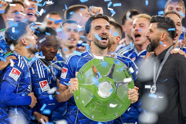 17.05.2026, Fußball, FC Schalke 04 - Eintracht Braunschweig, 34. Spieltag, 2. Fußball Bundesliga, Veltins-Arena Gelsenkirchen, Saison 2025 2026: Schalke 04 ist Meister der 2. Bundesliga. Die Mannschaft gewinnt die Meisterschaft und steht jubelnd auf dem Spielfeld. Freude und Emotionen nach dem Sieg. Kenan Karaman (Schalke04 19) (Mitte) mit der Meisterschale bei der Siegerehrung neben Cheftrainer Miron Muslic (Schalke04) DFB regulations prohibit any use of photographs as image sequences and or quasi-video. Nordrhein-Westfalen Deutschland