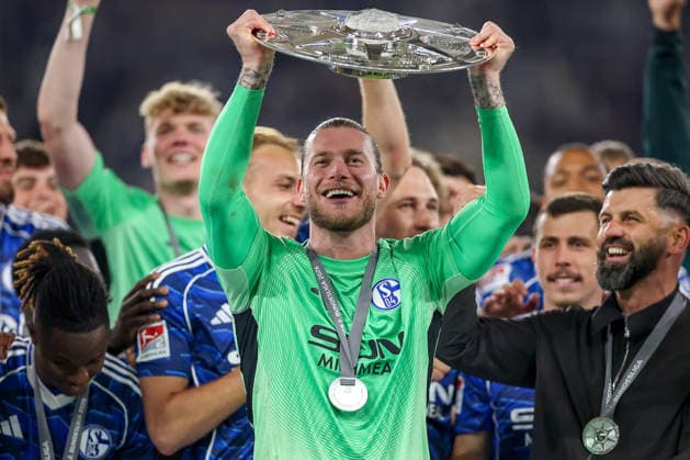 17.05.2026, Fußball, FC Schalke 04 - Eintracht Braunschweig, 34. Spieltag, 2. Fußball Bundesliga, Veltins-Arena Gelsenkirchen, Saison 2025 2026: Schalke 04 ist Meister der 2. Bundesliga. Die Mannschaft gewinnt die Meisterschaft und steht jubelnd auf dem Spielfeld. Freude und Emotionen nach dem Sieg. Torwart Loris Karius (Schalke04 01) (Mitte) mit der Meisterschale bei der Siegerehrung neben Cheftrainer Miron Muslic (Schalke04) DFB regulations prohibit any use of photographs as image sequences and or quasi-video. Nordrhein-Westfalen Deutschland