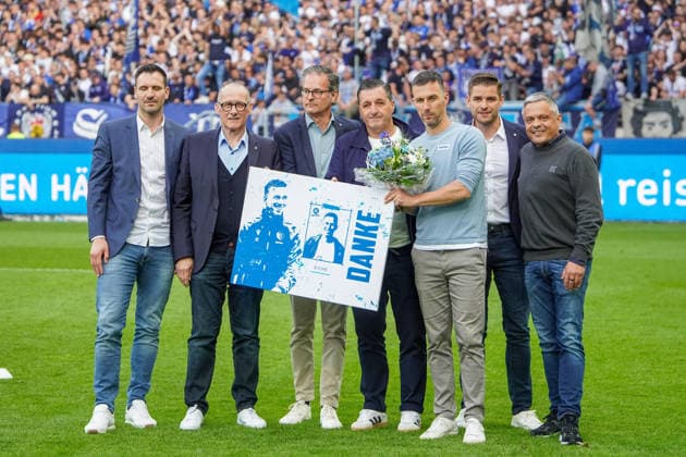17.05.2026, xdaymx, Fussball 2.Bundesliga, Karlsruher SC - VfL Bochum, Trainer Christian Eichner nach dem Schlusspfiff bei seiner Verabschiedung mit der Vereinsführung. (DFL DFB REGULATIONS PROHIBIT ANY USE OF PHOTOGRAPHS as IMAGE SEQUENCES and or QUASI-VIDEO) Karlsruhe