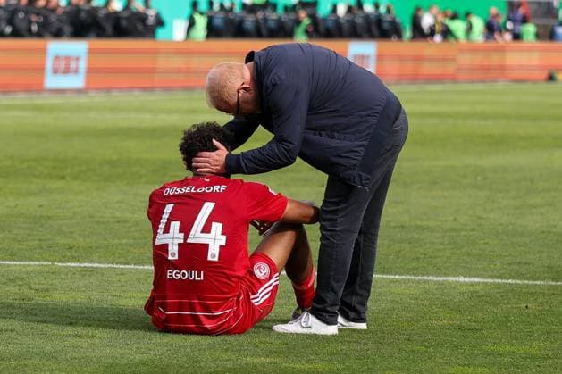 Cheftrainer Heiko Vogel (Spvgg Greuther Fuerth) troestet Elias Egouli 44 (Fortuna Duesseldorf) nach dem Spiel, SpVgg Greuther Fuerth vs. Fortuna Duesseldorf, Fussball, Maenner, 2. Bundesliga, DFL, Saison 2025 2026, 34. Spieltag, Rueckrunde, 17.05.2026 DFB regulations prohibit any use of photographs as image sequences and or quasi-video Fuerth Bayern Deutschland