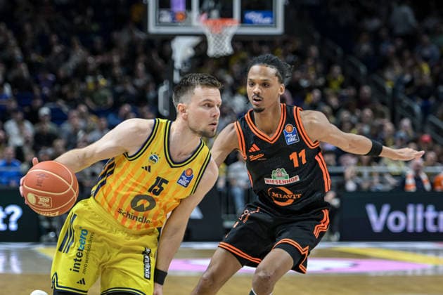 17.05.2026, xlakx, Basketball easyCredit BBL Bundesliga Playoffs, Alba Berlin - SC Rasta Vechta v.l. Martin Hermannsson (Alba Berlin), Alonzo Verge (Rasta Vechta) Zweikampf, Duell, Kampf, tackle Berlin