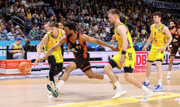 Alex O Connell, Lloyd Pandi am Ball, Martin Hermannsson Zweikampf Spielszene Aktion Basketball BBL Bundesliga Herren Play Off Viertelfinale Saison 2025 2026 17.05.2026 ALBA Berlin vs SC Rasta Vechta