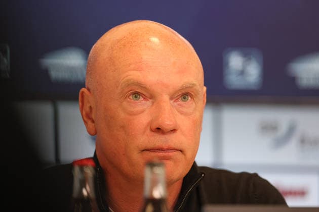 Uwe Roesler (VfL Bochum, Chef-Trainer) findet nette Worte fuer Christian Eichner (Karlsruher SC, Chef-Trainer), Karlsruher SC vs. VfL Bochum, 2. Bundesliga, 34. Spieltag, 2025 2026, 17.05.2026, DFL REGULATIONS PROHIBIT ANY USE OF PHOTOGRAPHS AS IMAGE SEQUENCES AND OR QUASI-VIDEO, Karlsruher SC vs. VfL Bochum, 2. Bundesliga, 34. Spieltag, 2025 2026, 17.05.2026 Karlsruhe Copyright: xEibner-Pressefoto JanxPrihodax EP_JPA