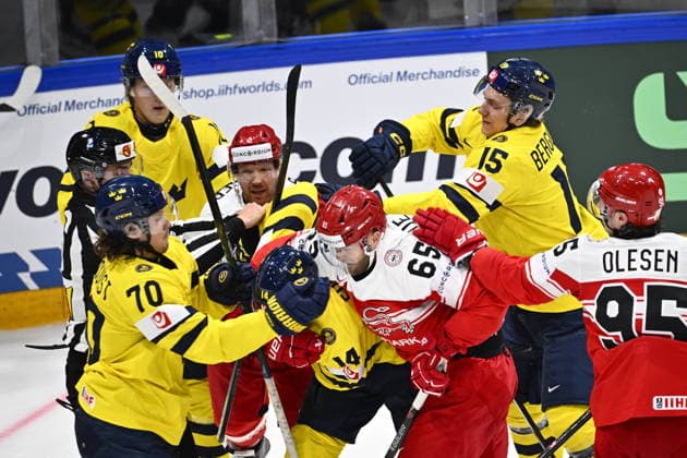 Sport Bilder des Tages FRIBOURG, SCHWEIZ 20260517 Sveriges 70 Oskar Sundqvist i slagsmal med Danmarks 65 Christian Wejse och 95 Nick Olesen, alla tre blev utvisade för roughing under söndagens match i ishockey-VM mellan Danmark och Sverige pa BCF Arena, Fribourg i Schweiz.