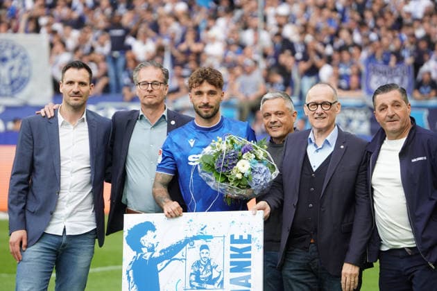 17.05.2026, xdaymx, Fussball 2.Bundesliga, Karlsruher SC - VfL Bochum, Fabian Schleusener (Karlsruher SC) wird von der Vereinsführung nach dem letzten Spiel verabschiedet. DFL DFB REGULATIONS PROHIBIT ANY USE OF PHOTOGRAPHS as IMAGE SEQUENCES and or QUASI-VIDEO) Karlsruhe
