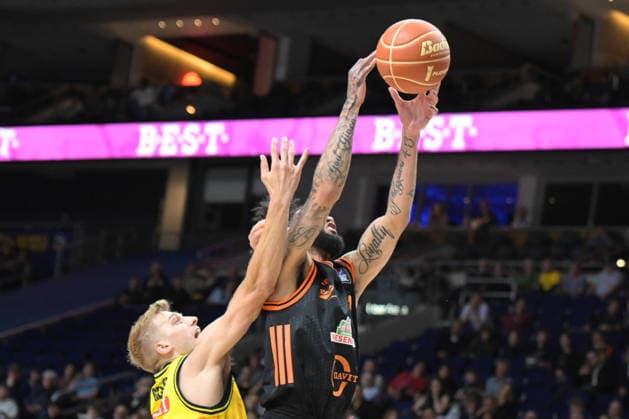 17.05.2026, xlakx, Basketball easyCredit BBL Bundesliga Playoffs, Alba Berlin - SC Rasta Vechta v.l. Sam Griesel (Alba Berlin), Tevin Brown (Rasta Vechta) Zweikampf, Duell, Kampf, tackle Berlin